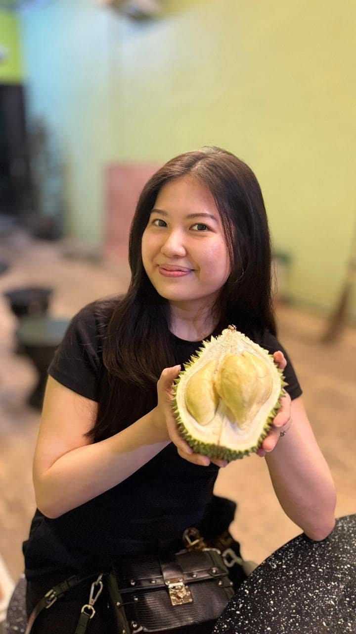 Pelanggan Durian Point Bangka menikmati durian segar