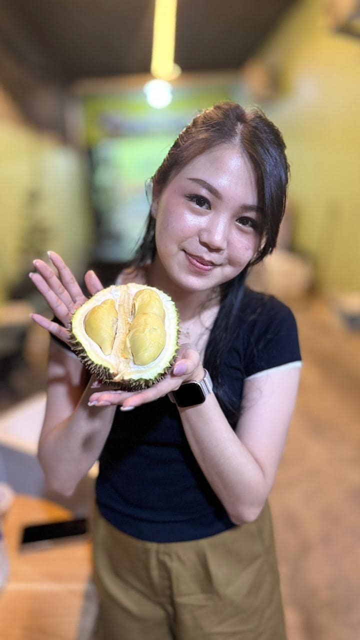Pelanggan menikmati pongge durian Bangka