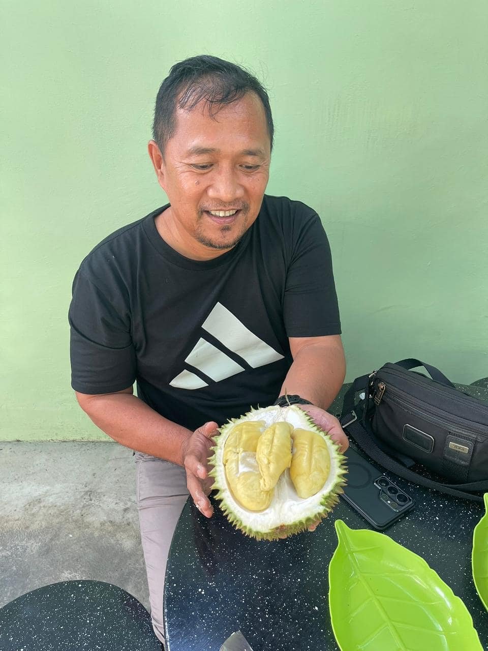 Pelanggan puas dengan durian matang pohon