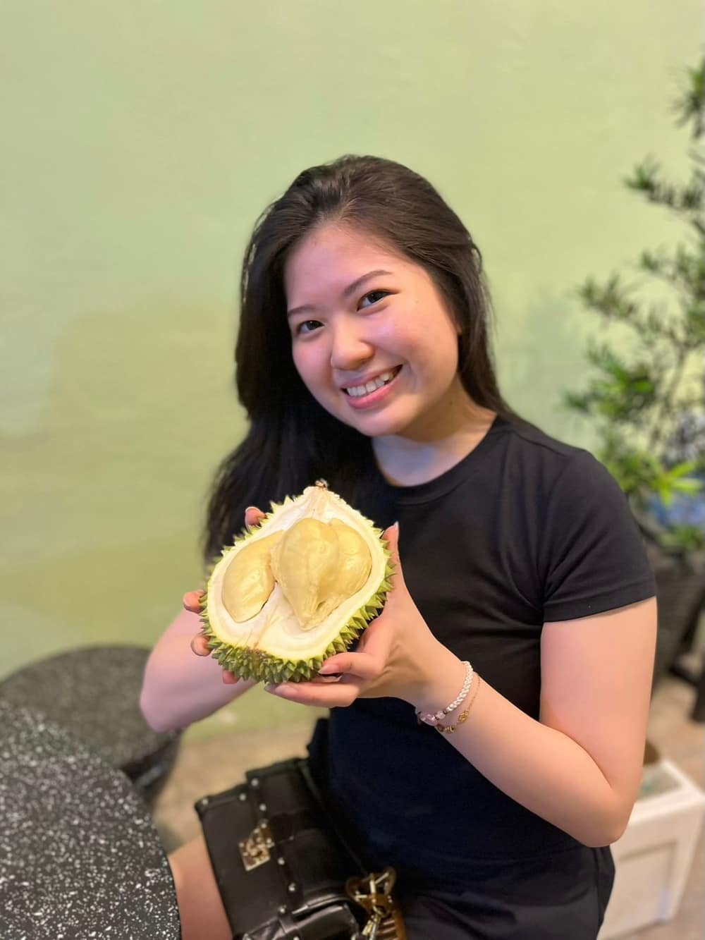 Pelanggan dengan durian pilihan dari Durian Point Bangka