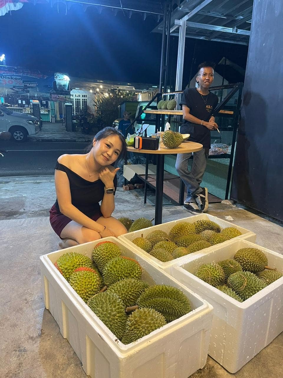 Pembeli di gerai durian saat musim panen