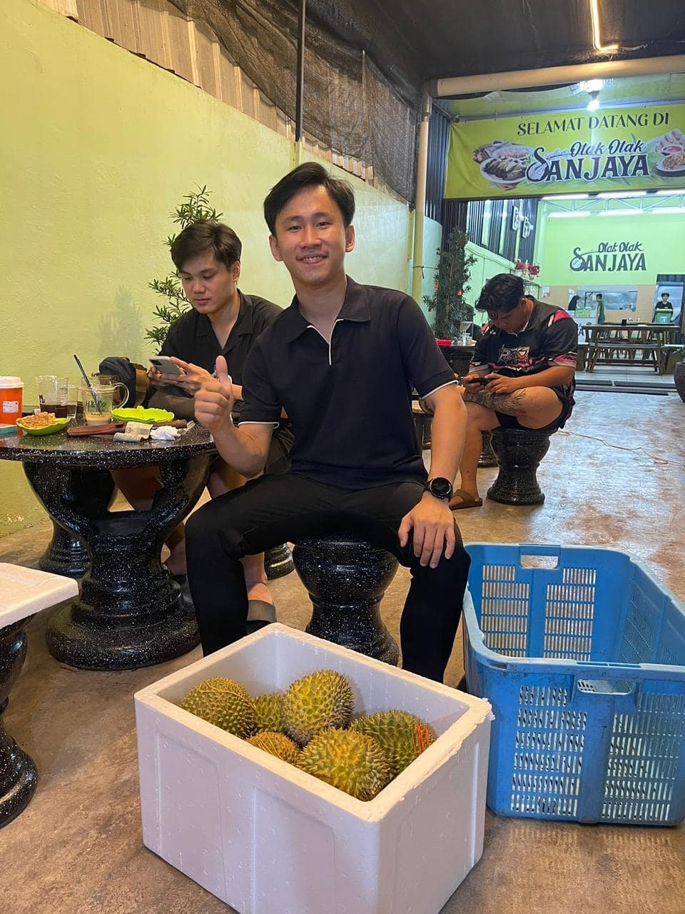 Pelanggan reseller mengambil stok durian