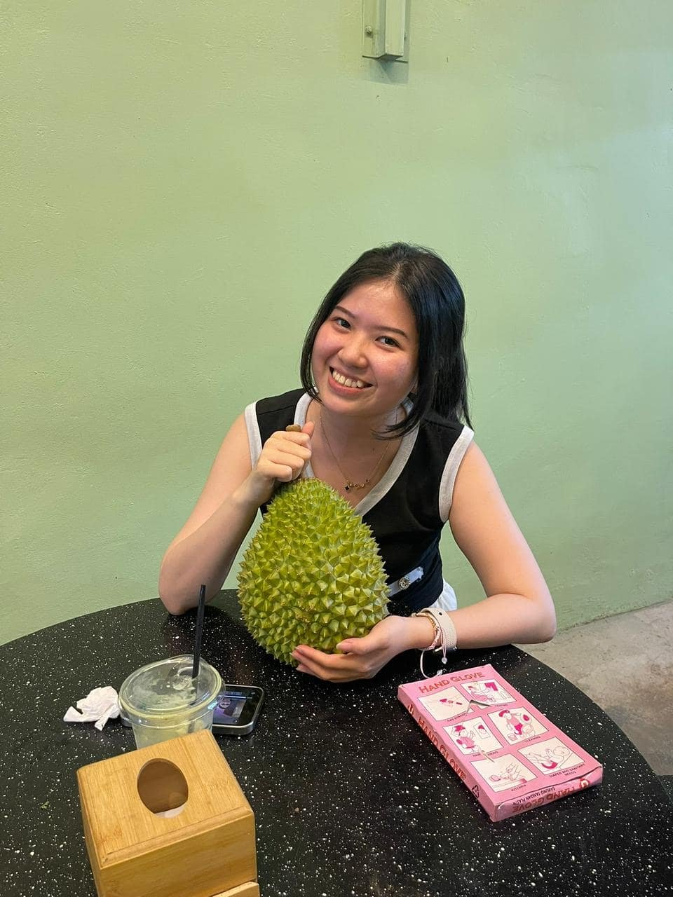 Pelanggan memegang durian utuh sebelum dibuka