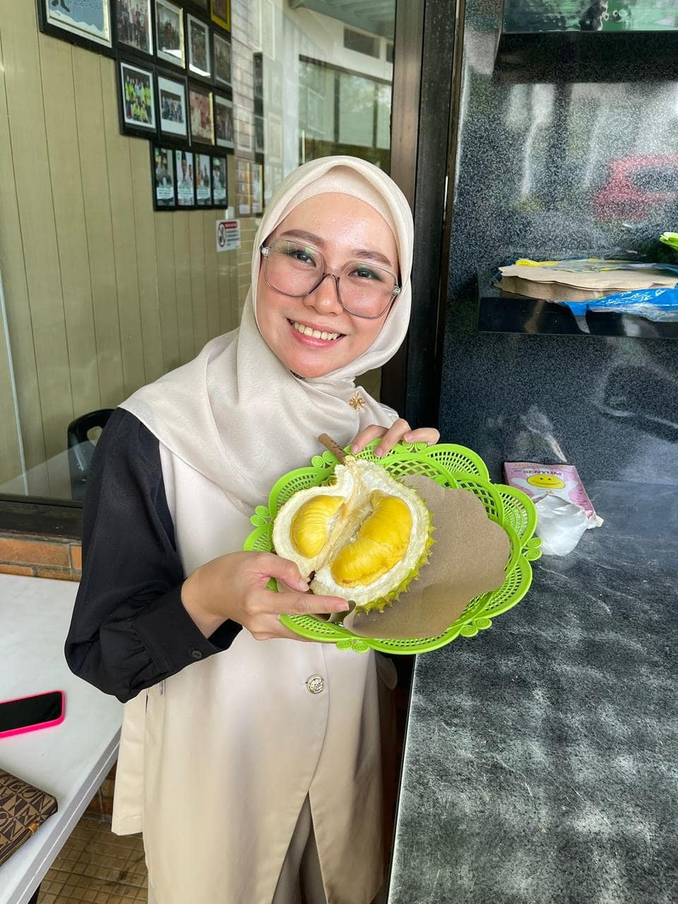 Pelanggan membuka durian pesanan dari kebun kami